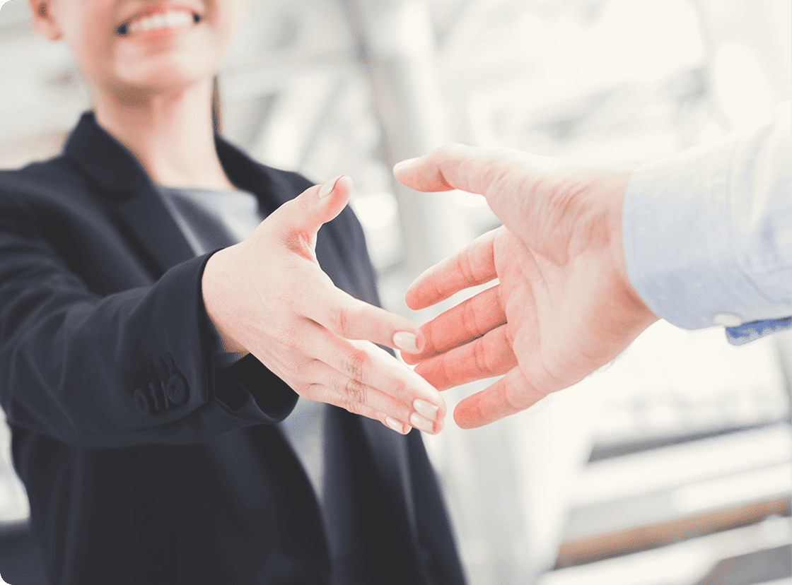 dodoと共に国内外をつなぐ仕事をして握手をする人たち