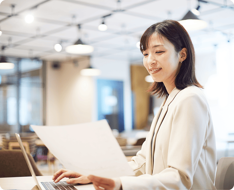 韓国の仕入れ先から洋服や雑貨を仕入れるdodoの社員